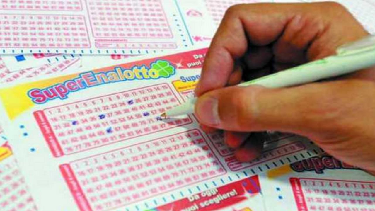 Vinti a Lecce 14000 euro con un 5 al SuperEnalotto Vinti a Lecce 14000 euro con un 5 al SuperEnalotto