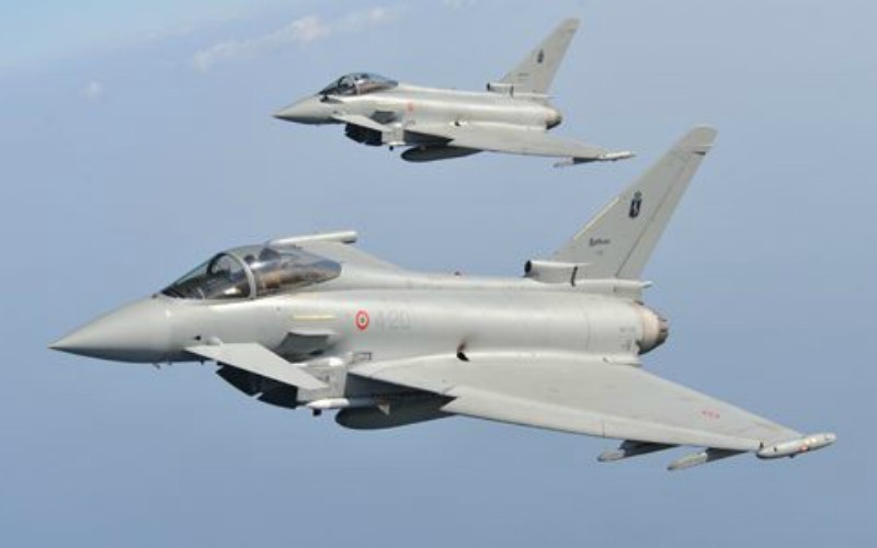 Un Boeing 777 perde il contatto radio e viene intercettato da due caccia italiani