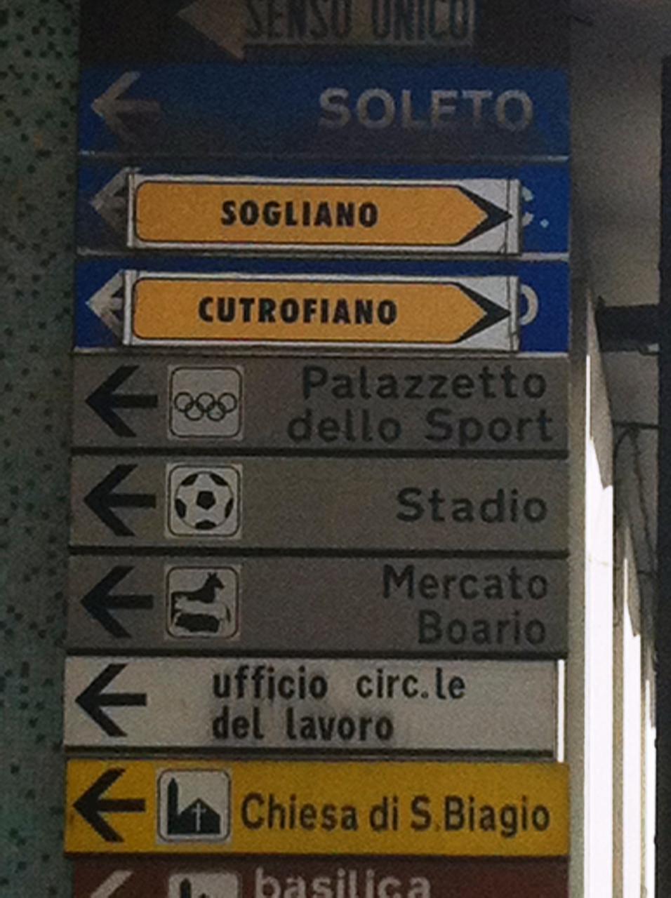 A Galatina a chi deve andare a sinistra si indica la destra. E dov'è la novità?