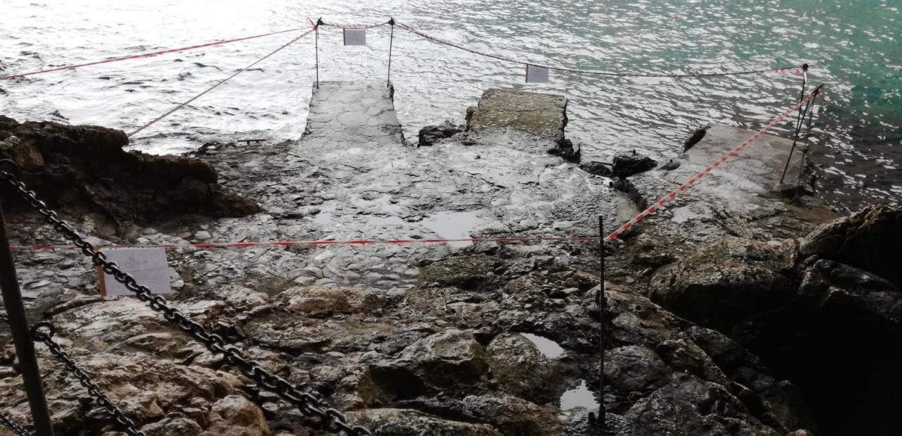 Sequestrati passaggi pedonali abusivi nella Grotta della Zinzulusa