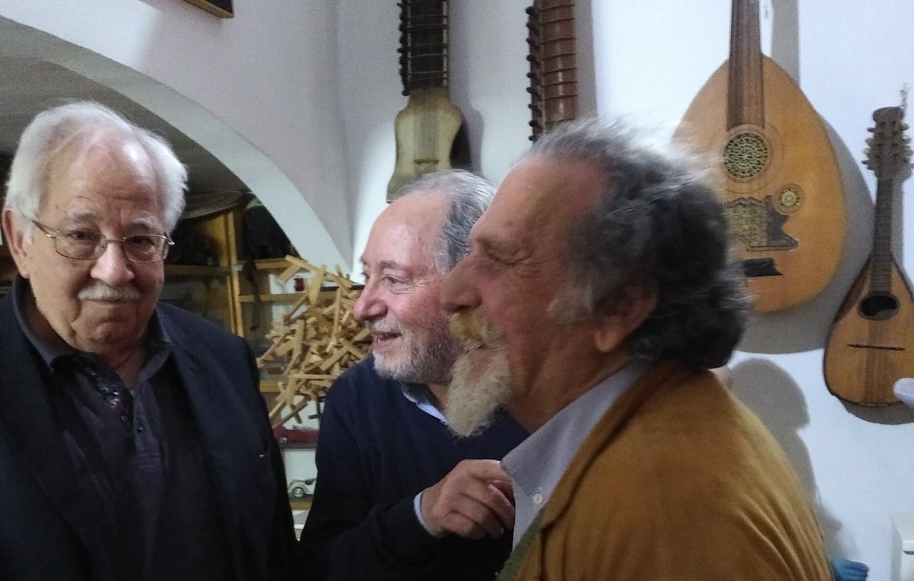 Camminare cercando erbe spontanee commestibili