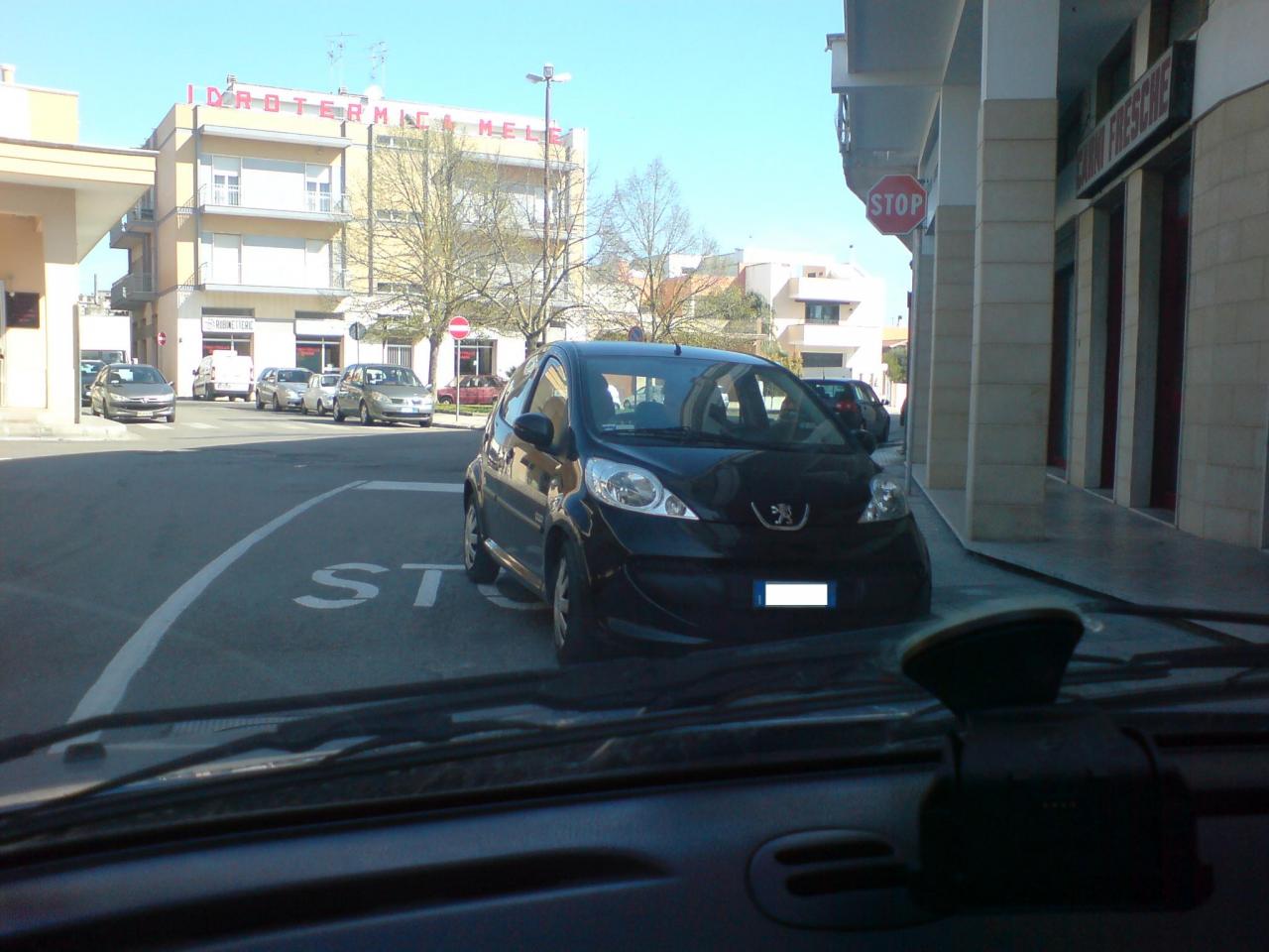 Parcheggio selvaggio e pericoloso in via Val d'Aosta