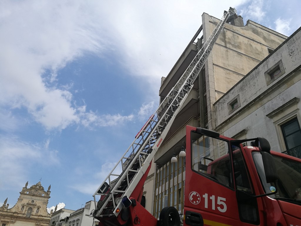 Cade un fulmine sul Banco di Napoli, danneggiate due auto, nessun ferito