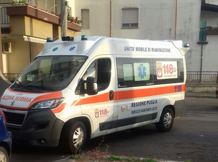 Due anziani coniugi bloccati in ascensore, intervengono il 118 e i Vigili del Fuoco