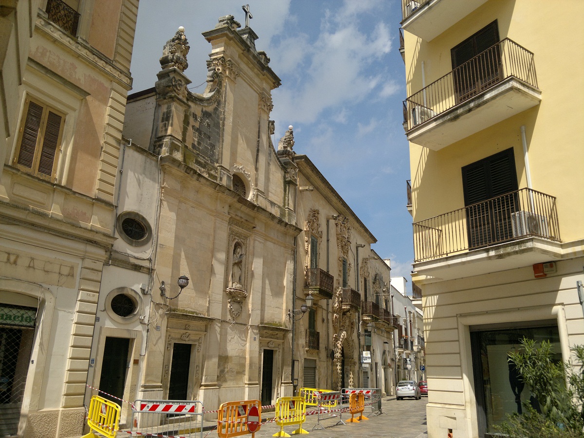 Pericolo in via Siciliani. Dalla facciata della Chiesa dell'Addolorata cadono pietre sul marciapiede 
