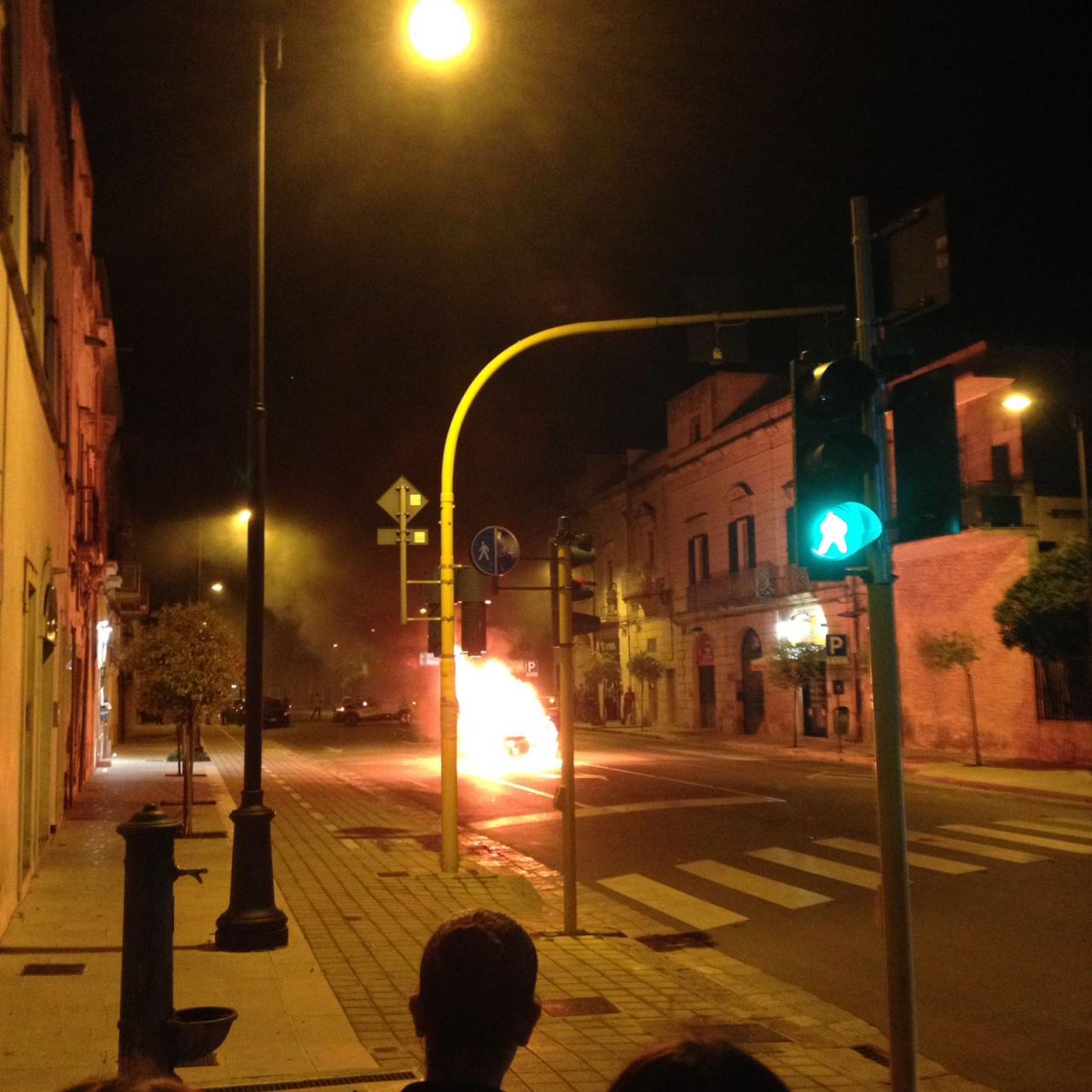 Va a fuoco una Panda, paura in corso Porta Luce