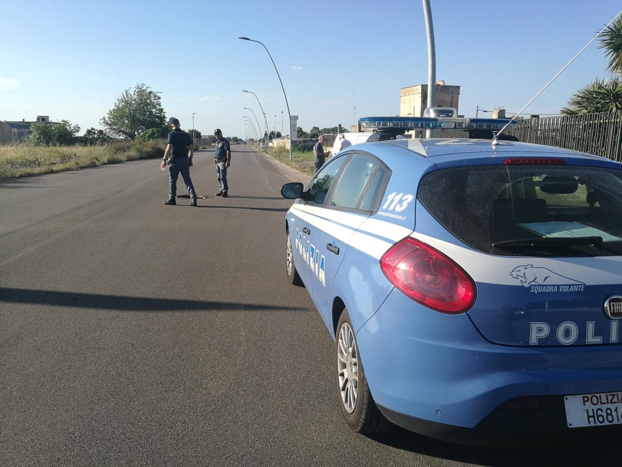 &quot;Salta&quot; un tombino e colpisce un'auto su via Lecce. Nessun ferito ma tanta paura