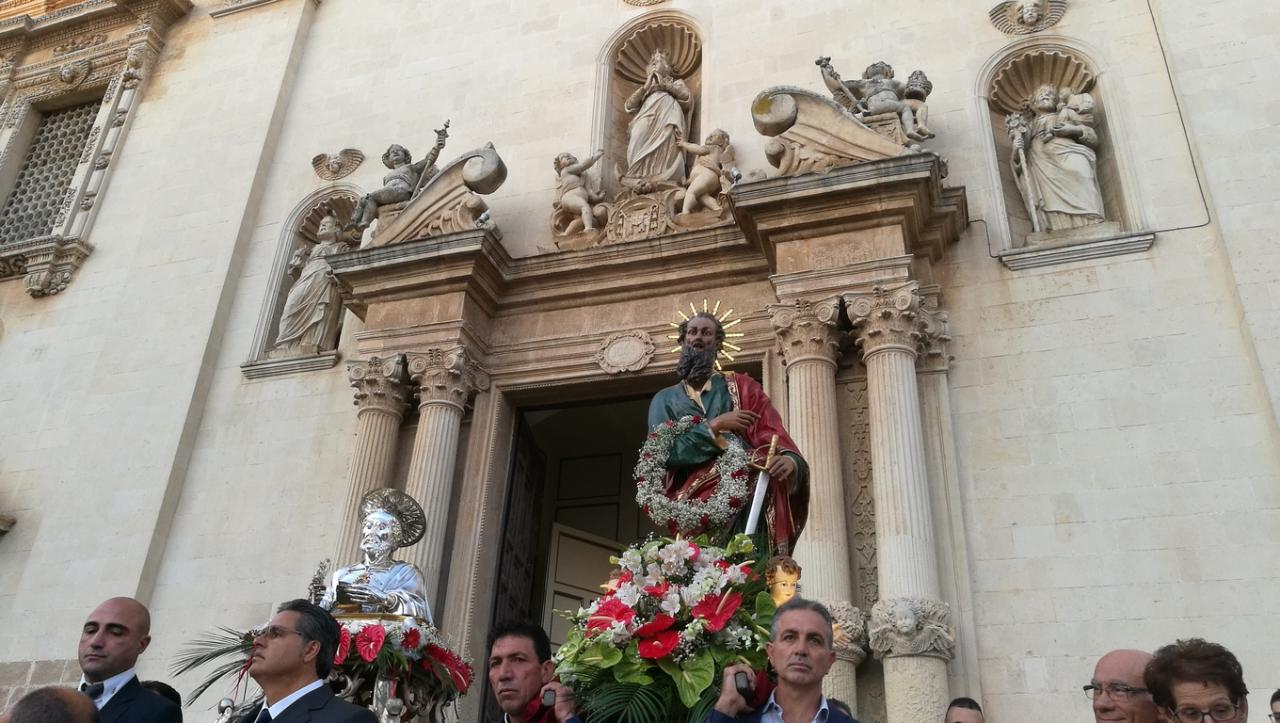 I simulacri dei Santi Pietro e Paolo avanzano applauditi fra luminarie e 'barracche'