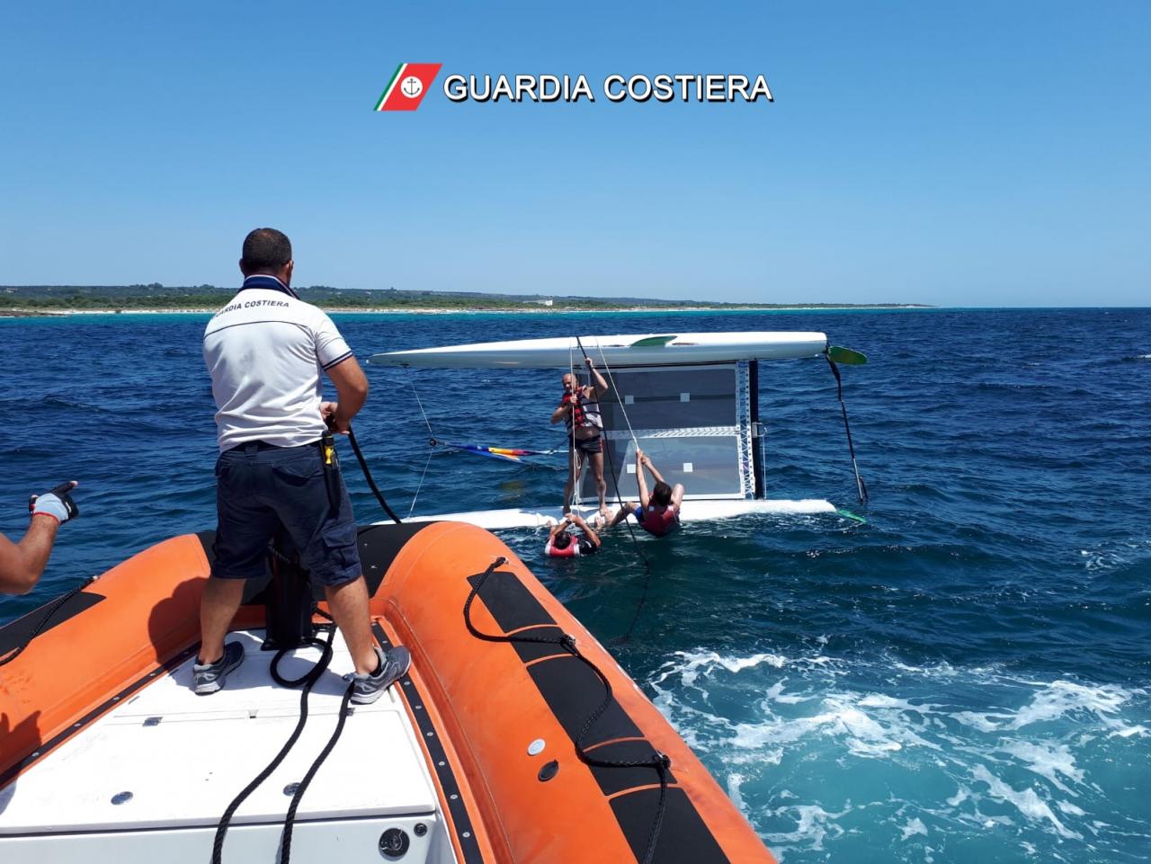 Si capovolge un catamarano e viene soccorso dalla Guardia Costiera