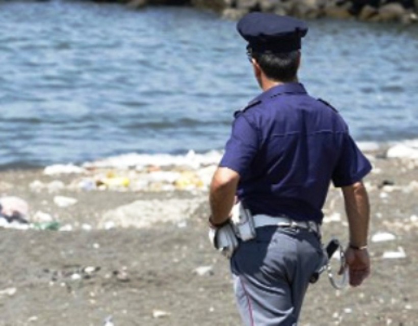 Maldestro ladro da spiaggia bloccato a San Foca Maldestro ladro da spiaggia bloccato a San Foca