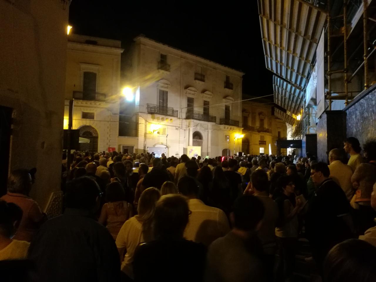 Piazza piena per Lucarelli e Travaglio ma tanti dubbi sull'operazione 'culturale'