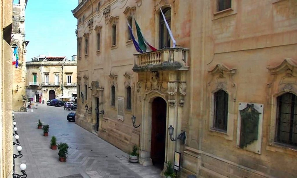 Interdizione dal lavoro per nove "furbetti del cartellino" dipendenti del Comune di Lecce e della Lupiae servizi Interdizione dal lavoro per nove "furbetti del cartellino" dipendenti del Comune di Lecce e della Lupiae servizi