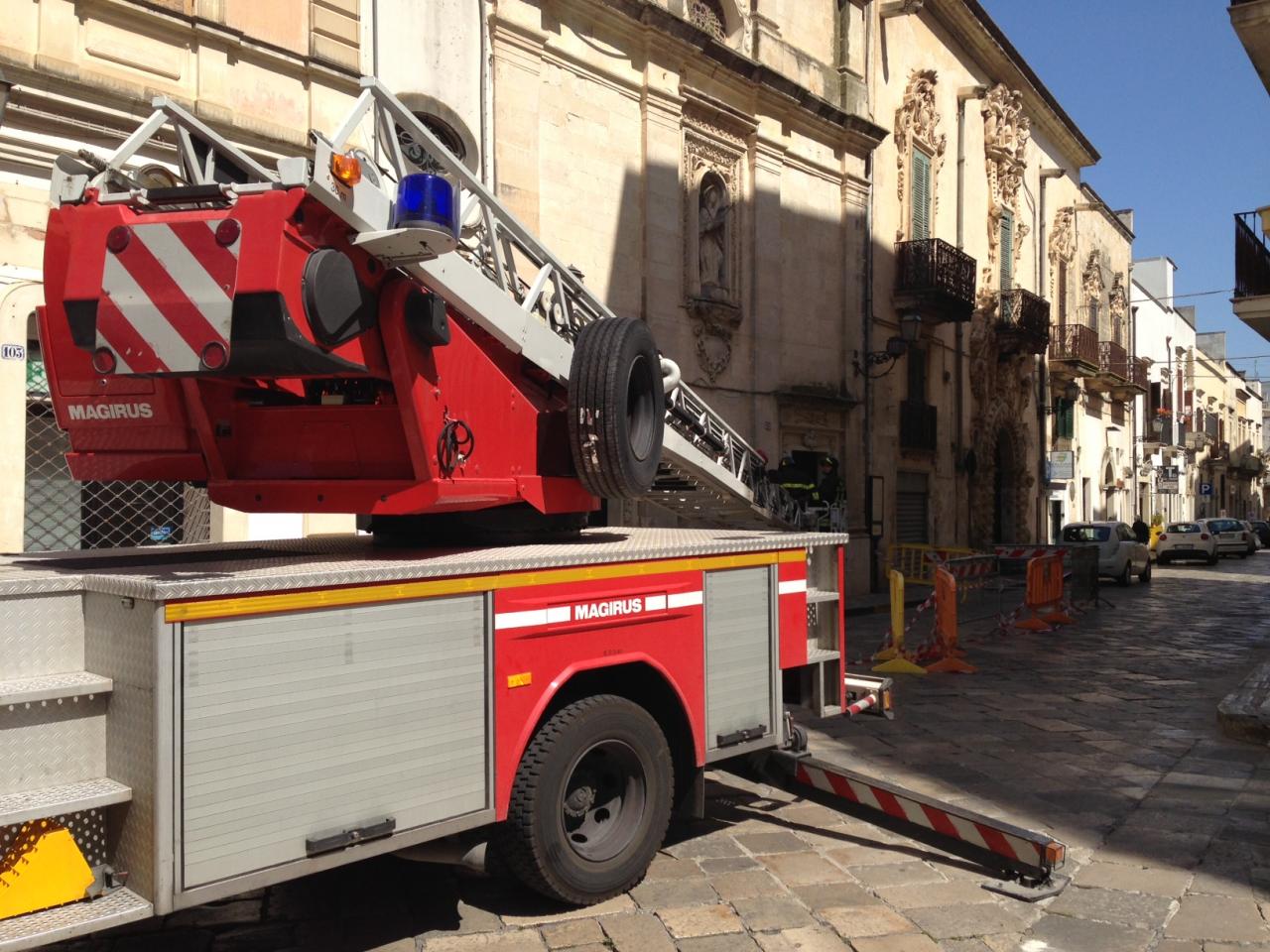 I Vigili del Fuoco ispezionano la facciata dell'Addolorata