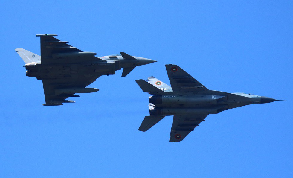 Airbus della American Airlines intercettato da due caccia italiani