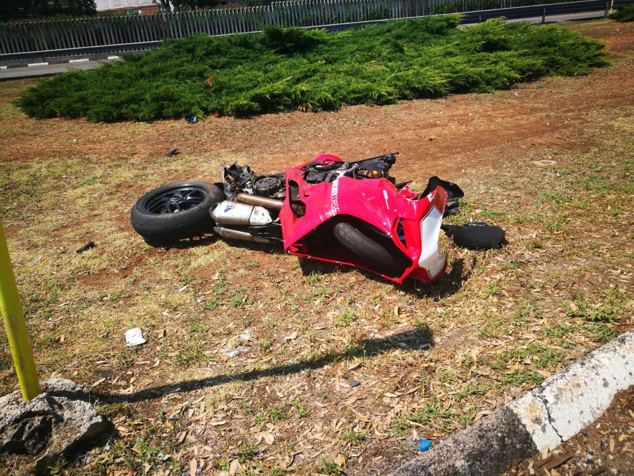 Scontro fra moto ed auto sul rondò nei pressi della cementeria