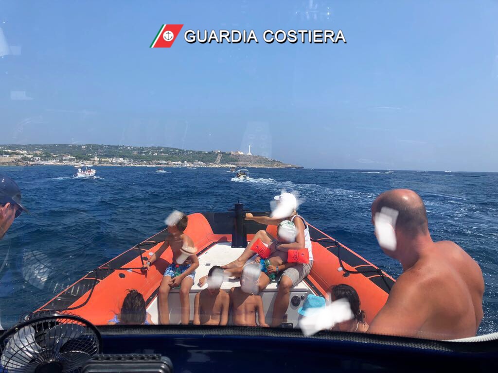 Incendio al largo della “Grotta del Drago”, portati in salvo 47 passeggeri