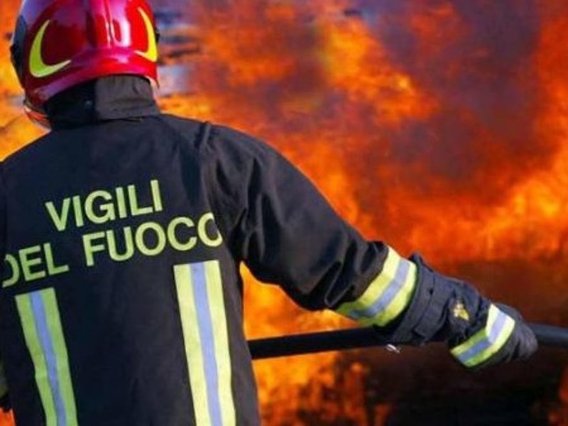Va a fuoco una Punto, paura in via Milano Va a fuoco una Punto, paura in via Milano