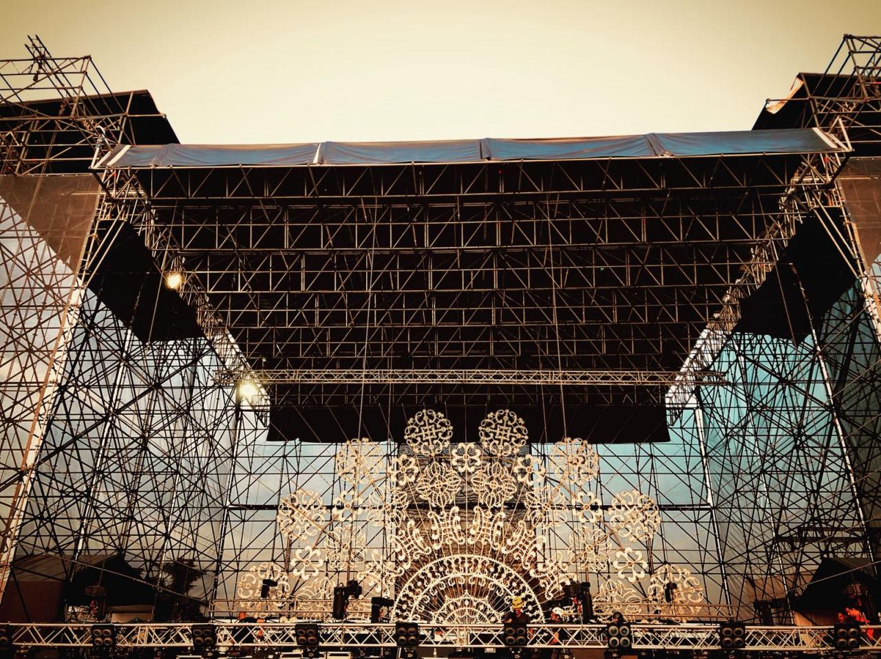 Un grande sole sul palco di Melpignano Un grande sole sul palco di Melpignano
