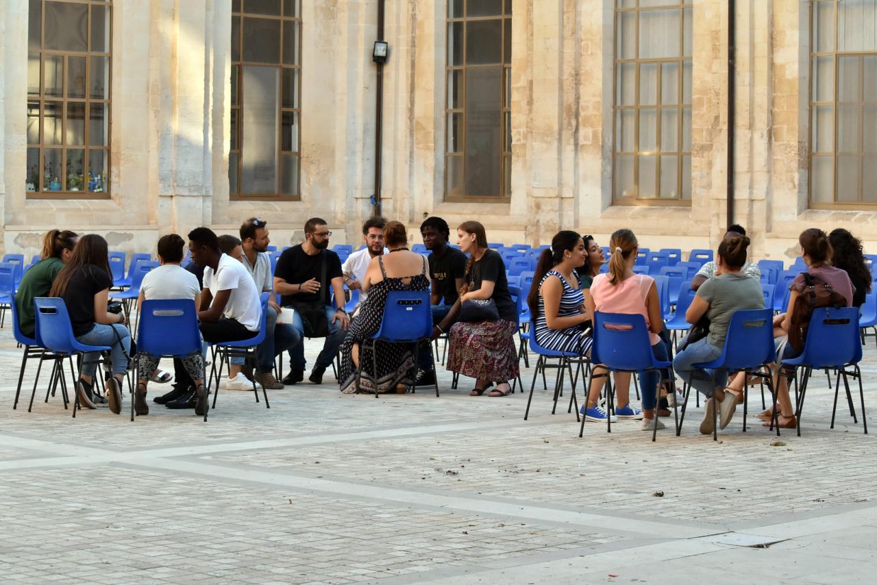 Le percussioni di Somieh Murigu alla mostra "Io Sono" di Luisa Manazzi Moretti