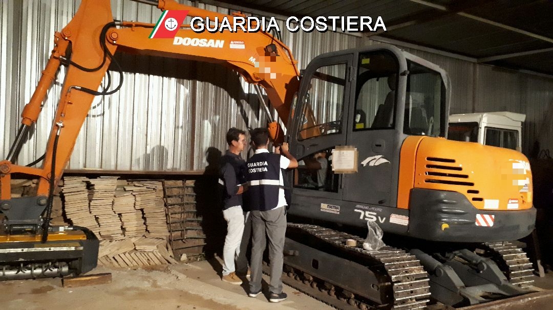 Lavori in un canneto protetto, sequestrato escavatore e denunciati i proprietari