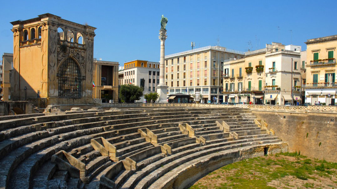 Vandali deturpano la balaustra dell'anfiteatro Vandali deturpano la balaustra dell'anfiteatro