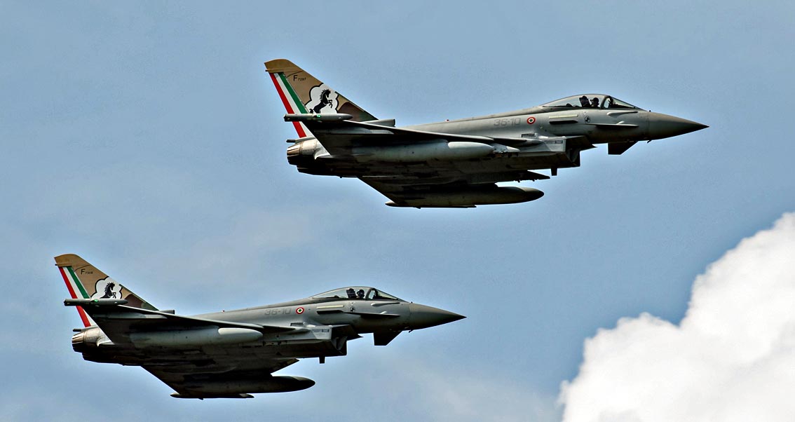 Aereo a elica olandese perde il contatto radio e viene raggiunto da due caccia italiani Aereo a elica olandese perde il contatto radio e viene raggiunto da due caccia italiani