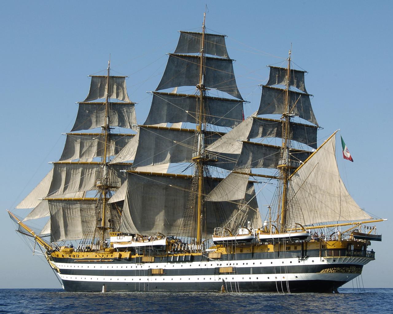 Nave Vespucci in sosta a Brindisi Nave Vespucci in sosta a Brindisi