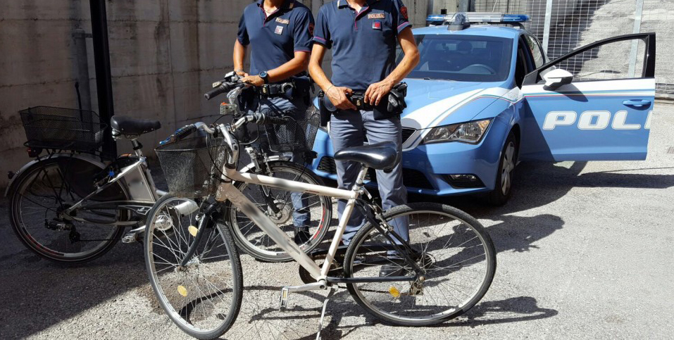 Ai domiciliari ladra di biciclette Ai domiciliari ladra di biciclette