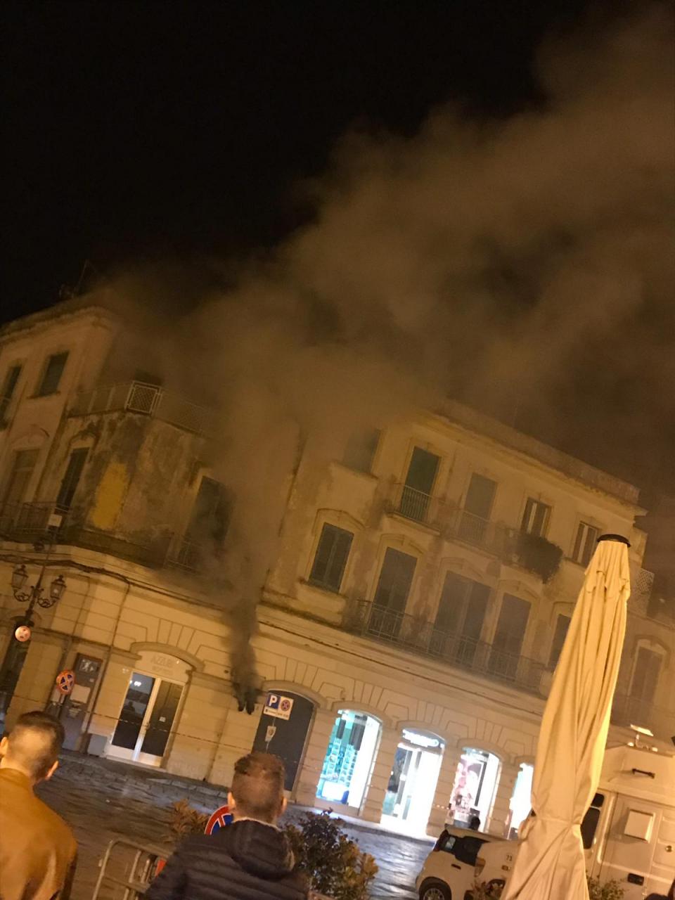 Fiamme in una profumeria in piazza San Pietro