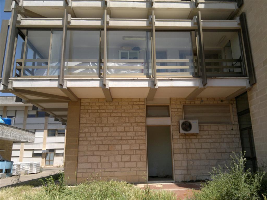 Sfonda a testate la porta del reparto di psichiatria dell'Ospedale di Galatina, si ferisce, fugge e minaccia di lanciarsi nel vuoto. Salvato da Polizia e Carabinieri Sfonda a testate la porta del reparto di psichiatria dell'Ospedale di Galatina, si ferisce, fugge e minaccia di lanciarsi nel vuoto. Salvato da Polizia e Carabinieri