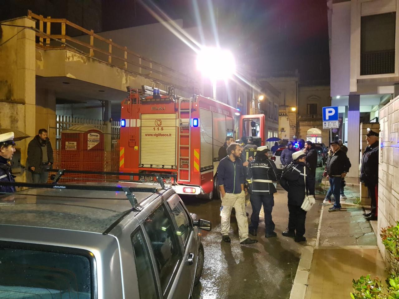 Auto in fiamme in via Pascoli, i commercianti le spengono prima dell'arrivo dei Vigili del Fuoco