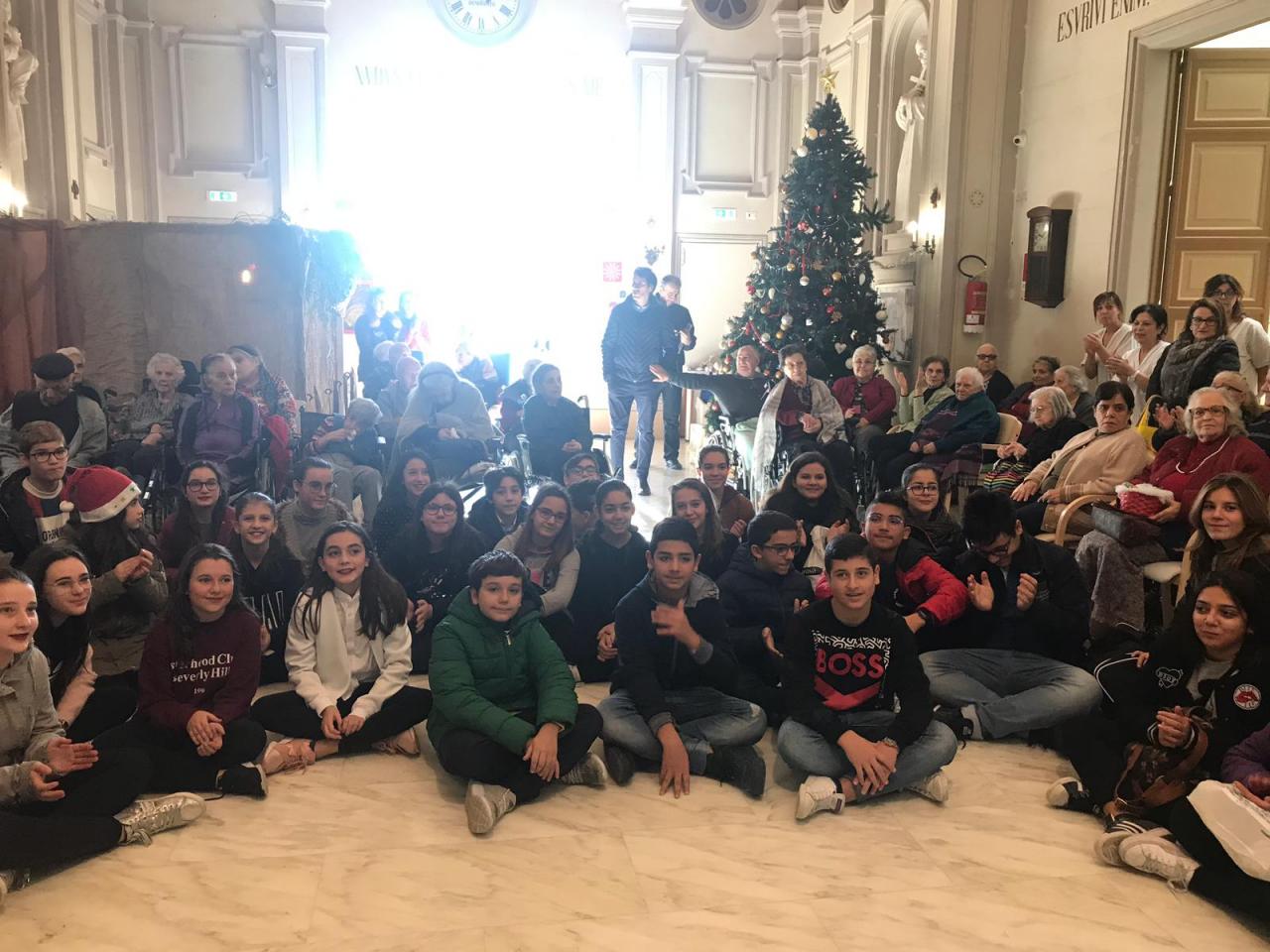 Danzando per i nonni di Casa &quot;Galluccio&quot;