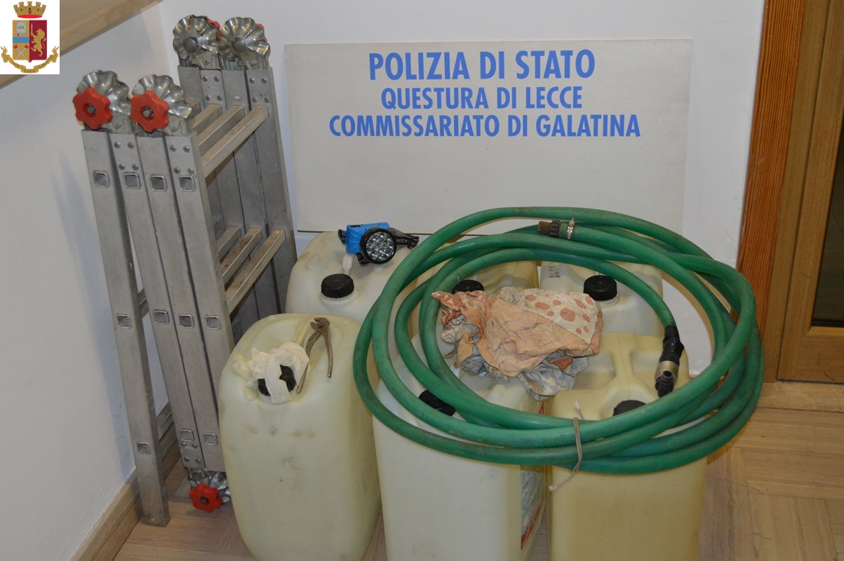 La Polizia di Galatina ferma due guardie giurate mentre tentano di rubare del gasolio