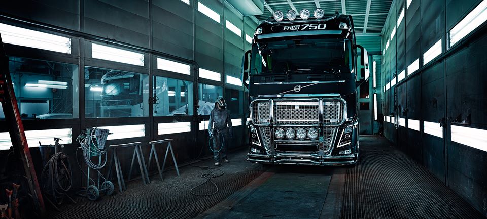 Stage dei ragazzi del “Laporta/Falcone-Borsellino” alla Volvo Trucks Galatina Stage dei ragazzi del “Laporta/Falcone-Borsellino” alla Volvo Trucks Galatina