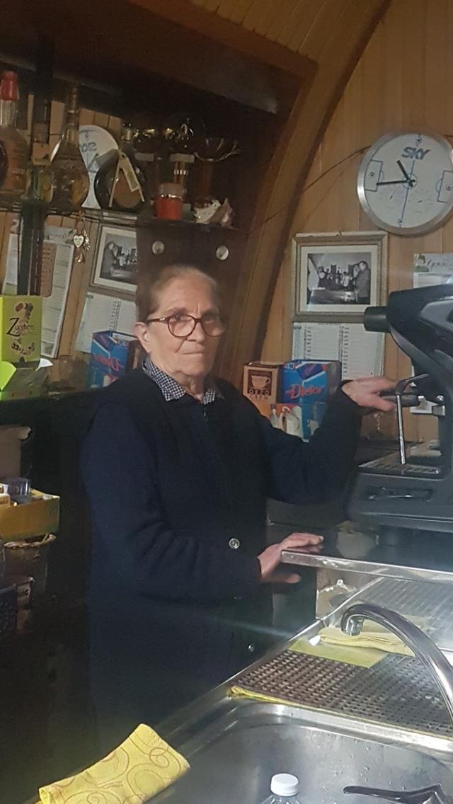 Chiude Bar Castello, una festa per "zia Lilli" Chiude Bar Castello, una festa per "zia Lilli"