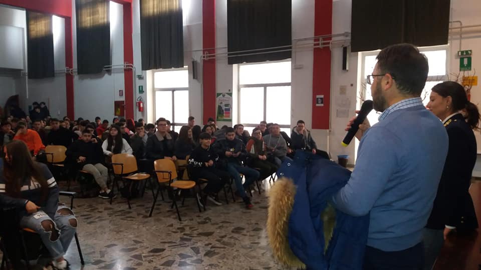 Battere il cyberbullismo si deve e si può Battere il cyberbullismo si deve e si può