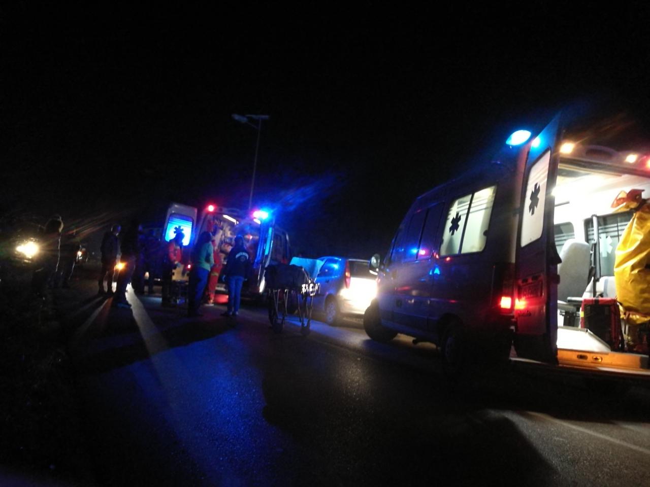 Impatto frontale fra due auto in via Guidano