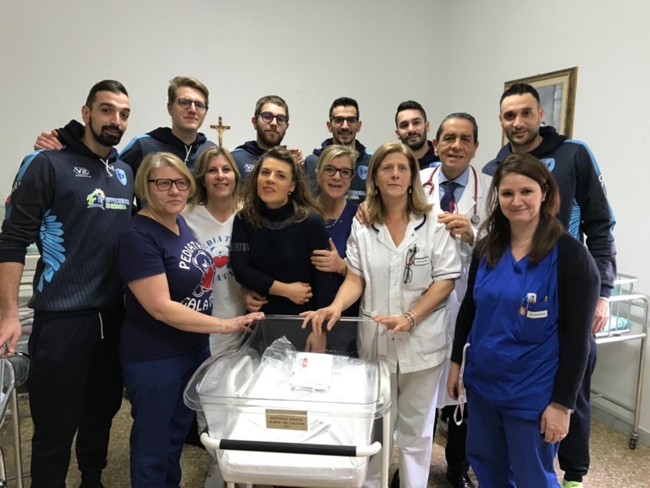 Efficienza Energia dona una culla a Pediatria Efficienza Energia dona una culla a Pediatria