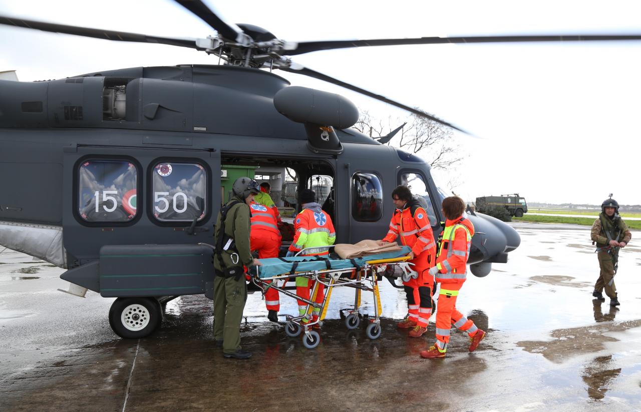 Settantenne con femore rotto trasferito da Ponza a Latina da un elicottero dell'Aeronautica Militare