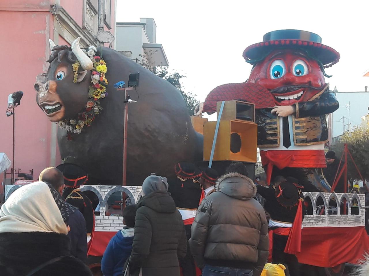 Carri e gruppi mascherati a Collemeto