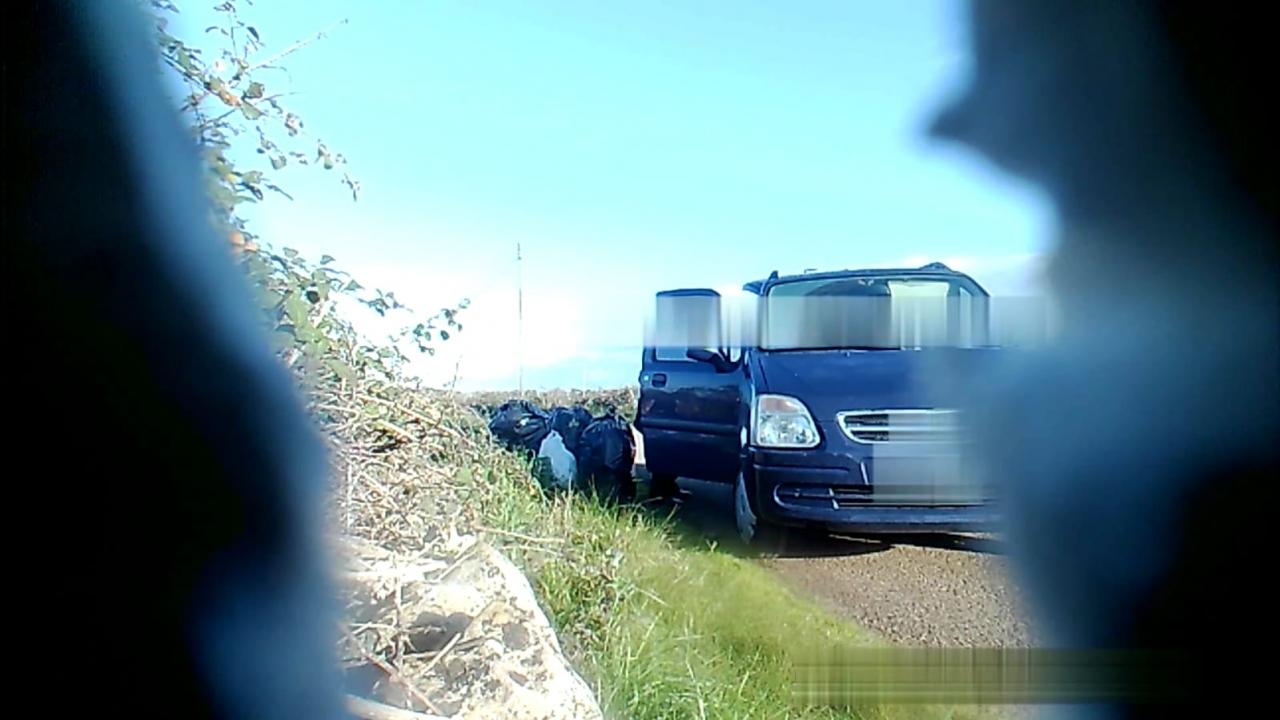 Immortalato dalle fototrappole e multato per aver abbandonato rifiuti in campagna Immortalato dalle fototrappole e multato per aver abbandonato rifiuti in campagna