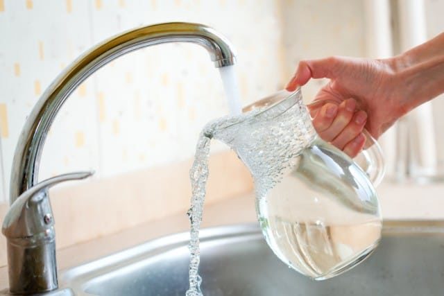 Ridurre l'uso della plastica bevendo acqua del rubinetto Ridurre l'uso della plastica bevendo acqua del rubinetto