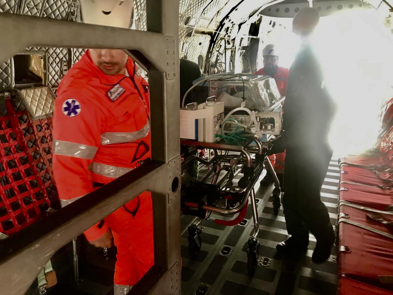 Trasporto aereo per un neonato in pericolo di vita