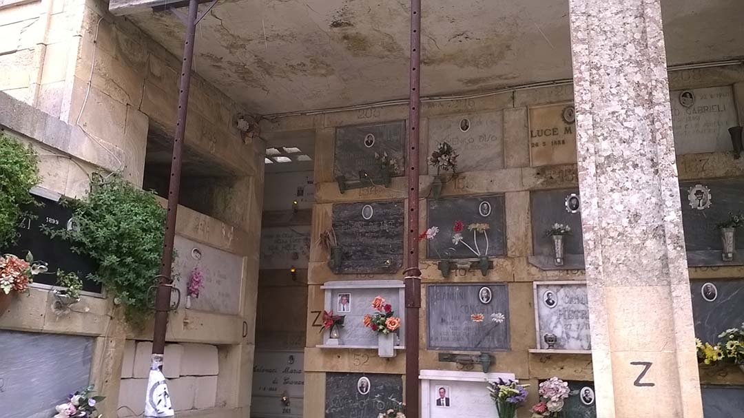 "Sporcizia e degrado nel cimitero di Galatina"
