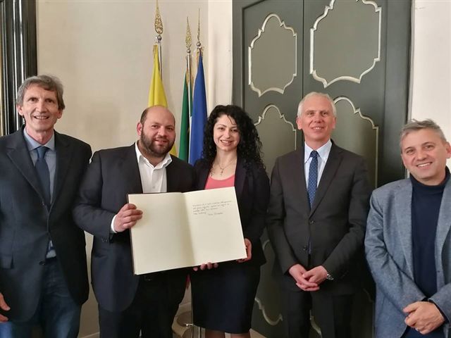 Silvia Protopapa firma il libro d'onore della Provincia di Lecce