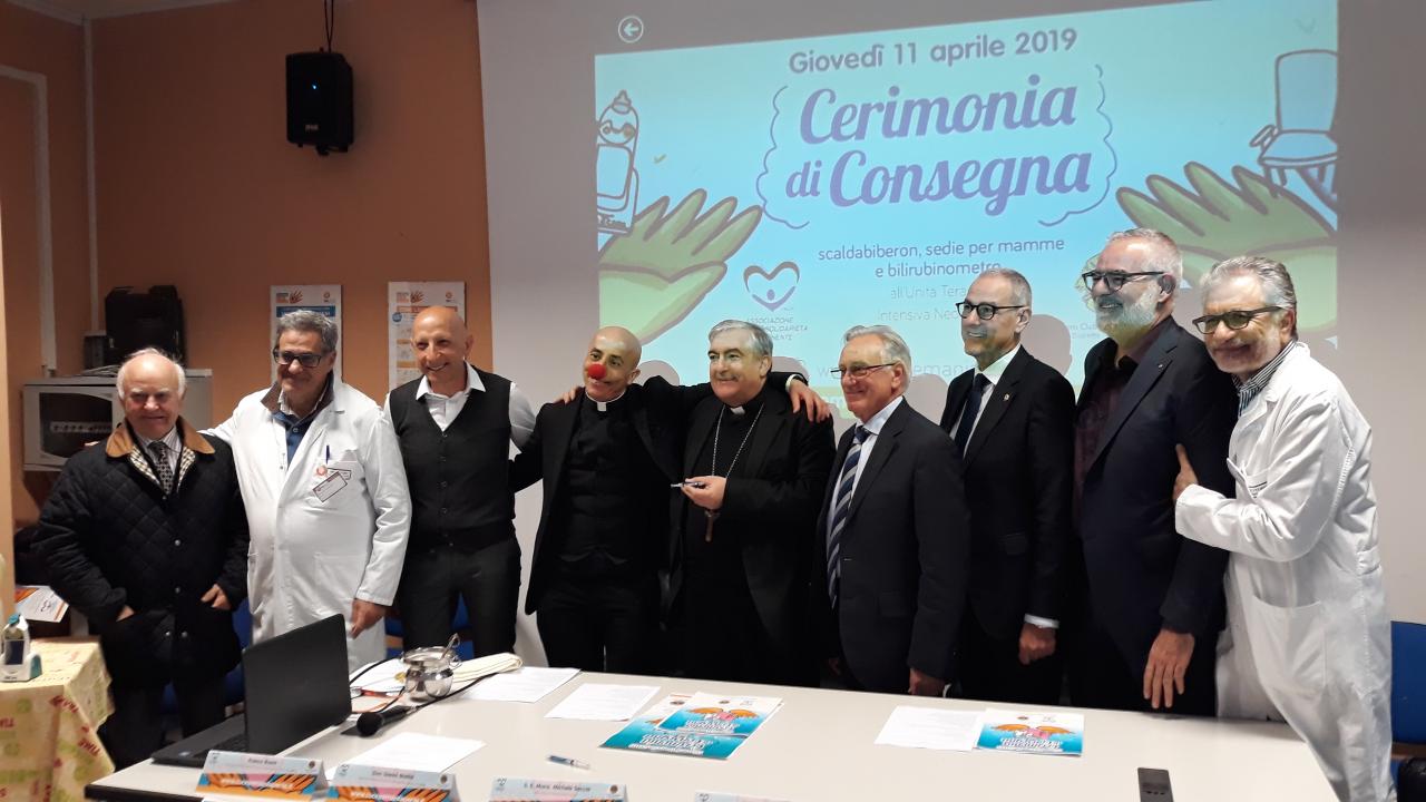 “Cuore e mani aperte verso chi soffre” dona scaldabiberon, sedie per la marsupio terapia e birilubonometro alla Pediatria del Fazzi