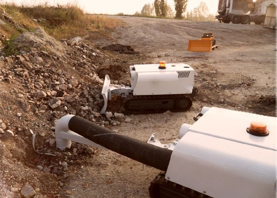 È arrivato Dumbo, il mini escavatore radiocomandato di Aqp