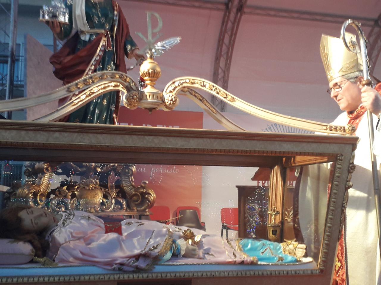 Santa Lucia e Santa Irene lasciano Erchie salutate da monsignor Enzo Pisanello