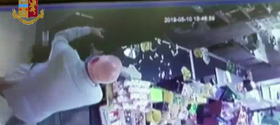 Non paga le consumazioni e fa una rapina nel bar che frequenta Non paga le consumazioni e fa una rapina nel bar che frequenta