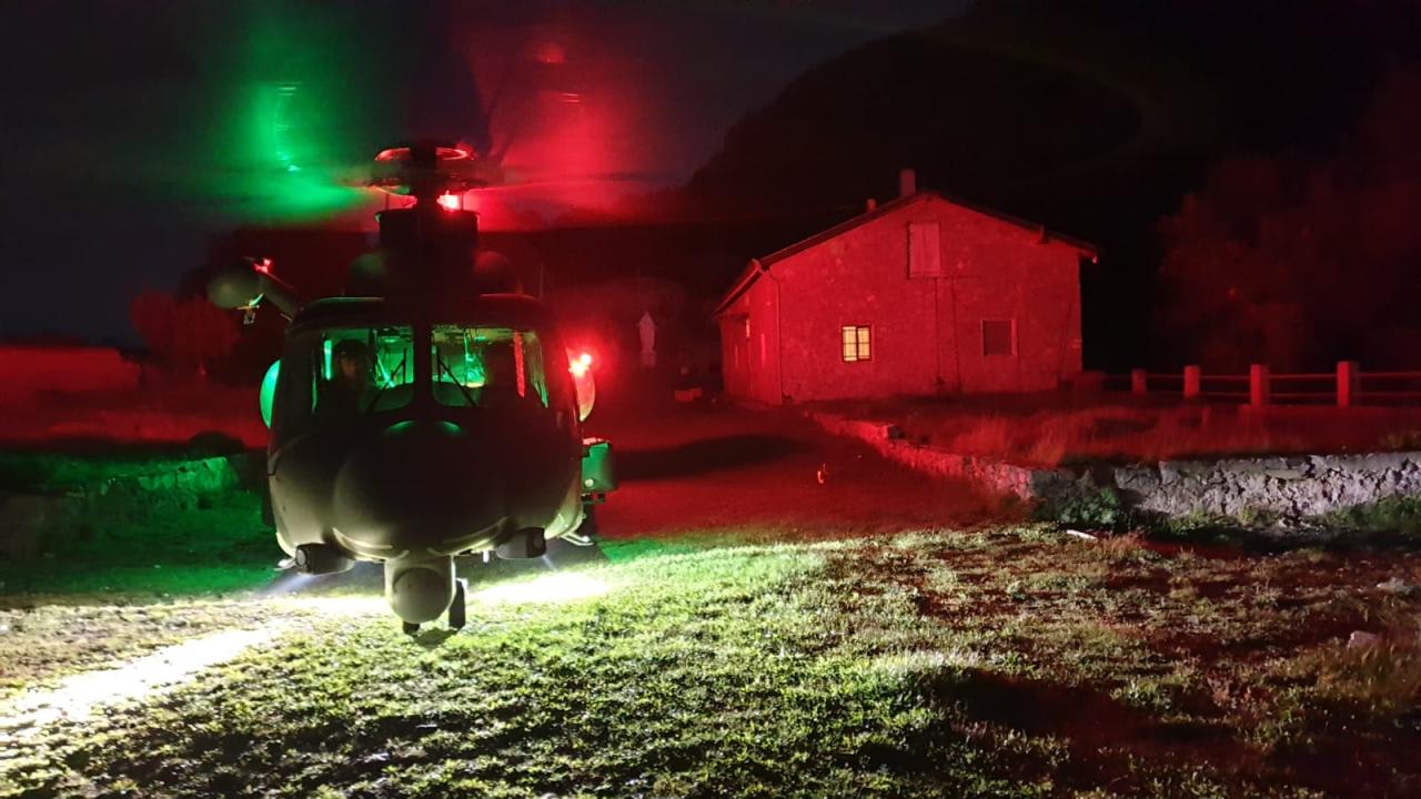 Un elicottero dell'Aeronautica Militare recupera un escursionista gravemente ferito sul Monte Falerzio